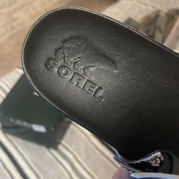 SOREL Snakeskin slides Sz 10 - Picture 3 of 7